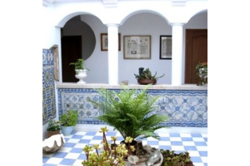 Innenhof mit Historischen portugiesischen Fliesen (Azulejos)