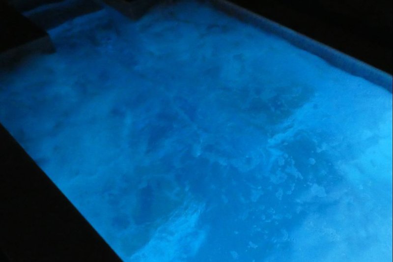 Sitze im Pool mit Luftdüsen bei Nacht