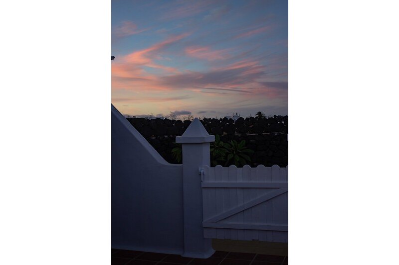 Malerischer Sonnenuntergang auf der Terrasse