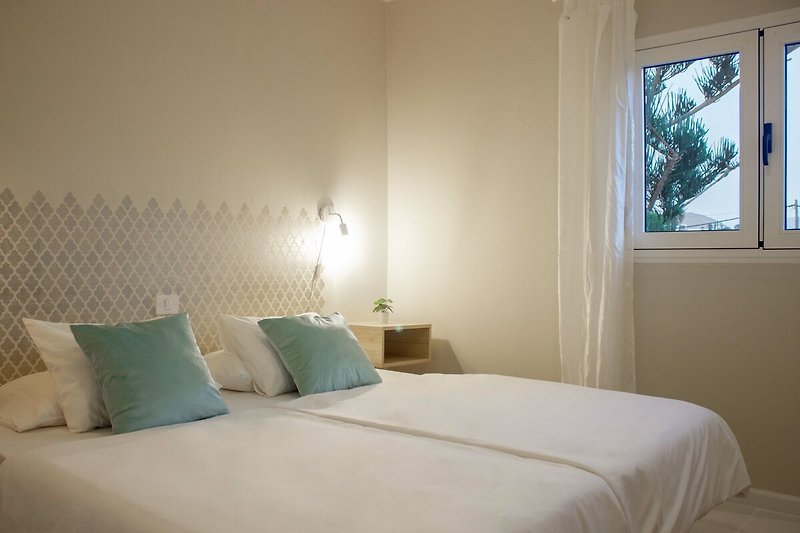 Gemütliches Schlafzimmer mit Qualitätsmatratzen (mit Viscoschicht) und stilvoller Beleuchtung.
