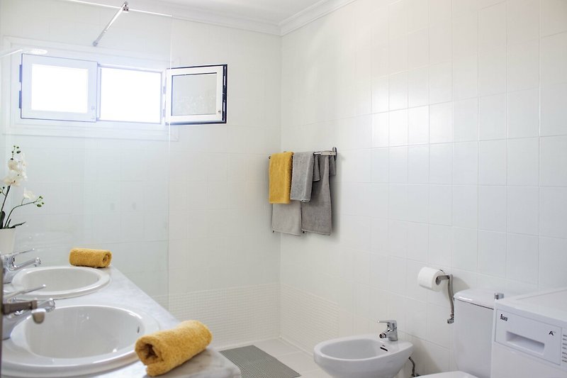 Badezimmer mit hochwertiger Marmorablage und Doppelwaschbecken