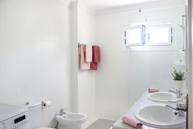 Helles Badezimmer mit Marmorablage und Doppelwaschbecken