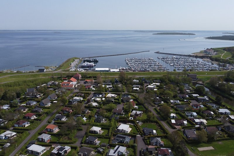 Panoramablick auf See, Stadt und Küste.
