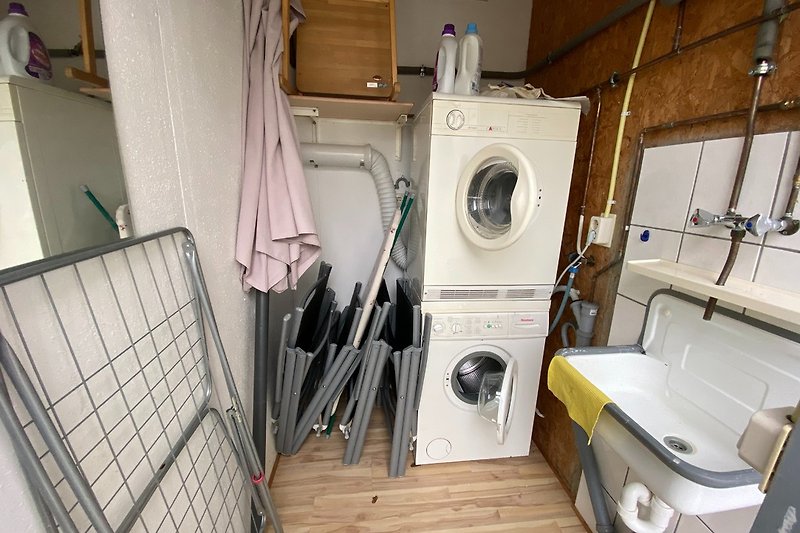 Abstellraum mit Waschmaschine und Trockner 