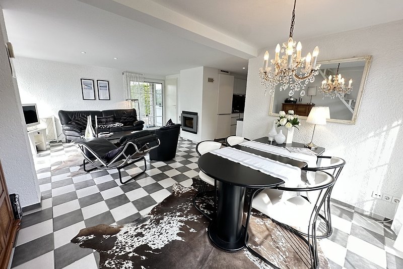 Stilvolles Wohnzimmer mit Klavier, Couch und Kronleuchter.