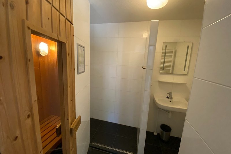 Badezimmer mit Sauna im Erdgeschoss