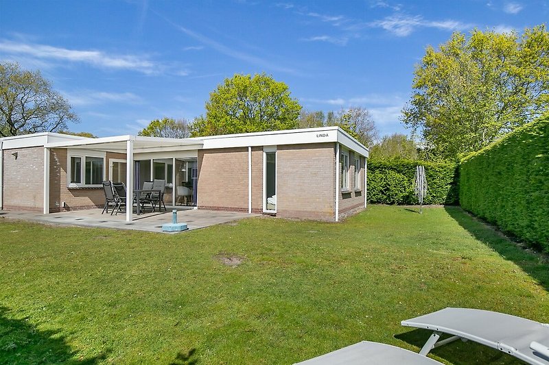 Villa mit gepflegtem Garten und einladender Einfahrt.