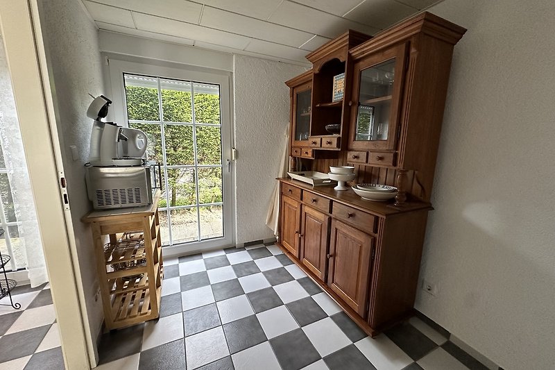 Moderne Küche mit Holzdetails und Granit-Arbeitsplatte.
