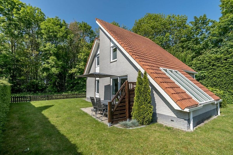 Einladender Garten mit gepflegtem Rasen und schöner Landschaftsgestaltung.