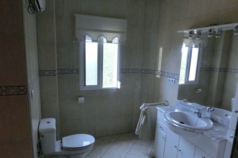 Bovenverdieping: Badkamer met toilet en douche