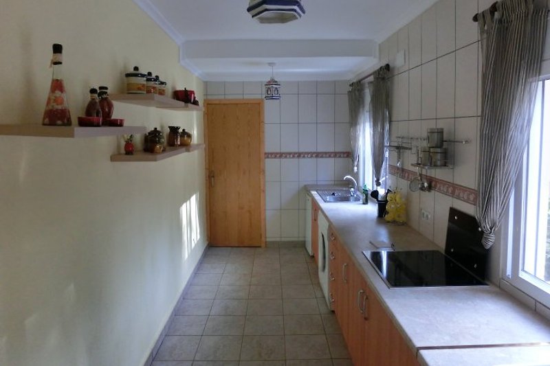 Erdgeschoß: Küche mit Waschmaschine, Kühlschrank, Elektroherd
