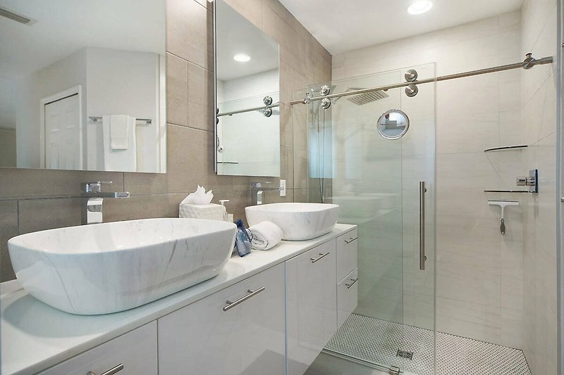 Ein modernes Badezimmer mit stilvoller Einrichtung.