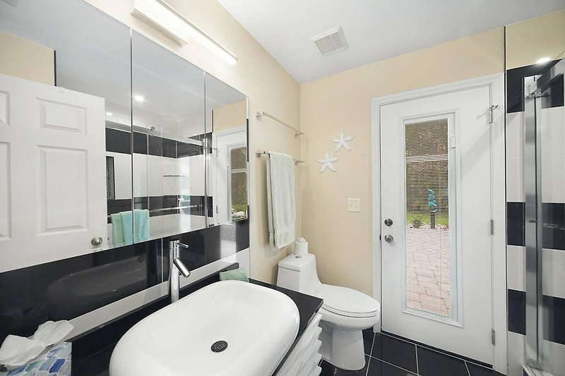 Ein modernes Badezimmer mit elegantem Waschbecken und Armatur.
