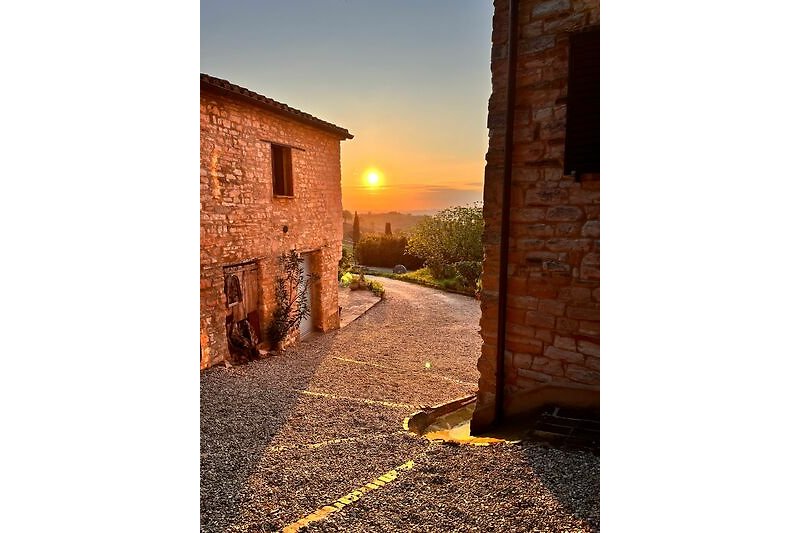 Ein charmantes Haus in einem historischen Dorf mit malerischem Sonnenuntergang.