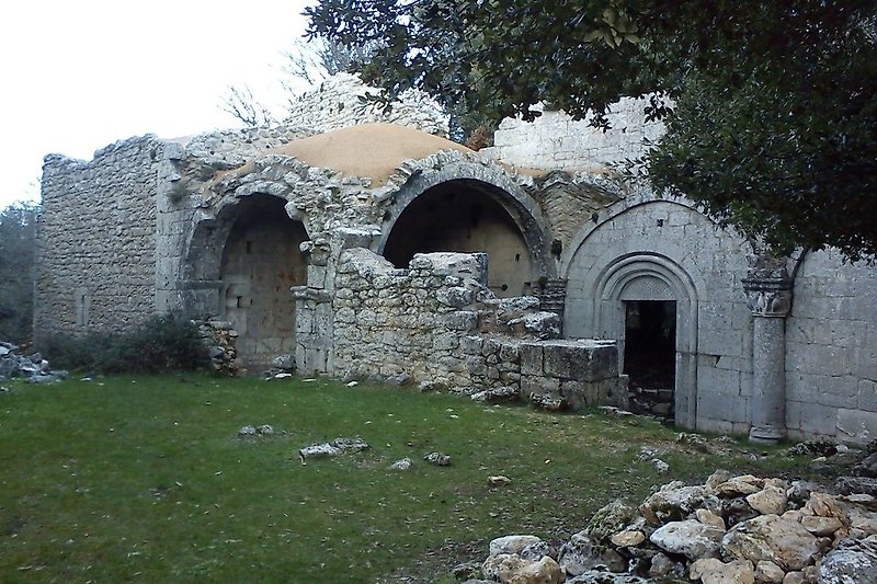 Ruinen der Benediktinerabtei Santissima Trinità 