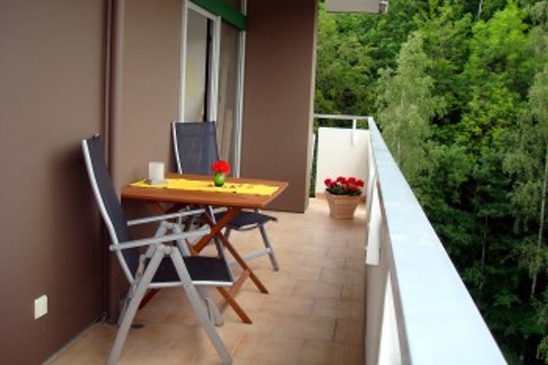 großer Balkon mit Gartenmöbeln