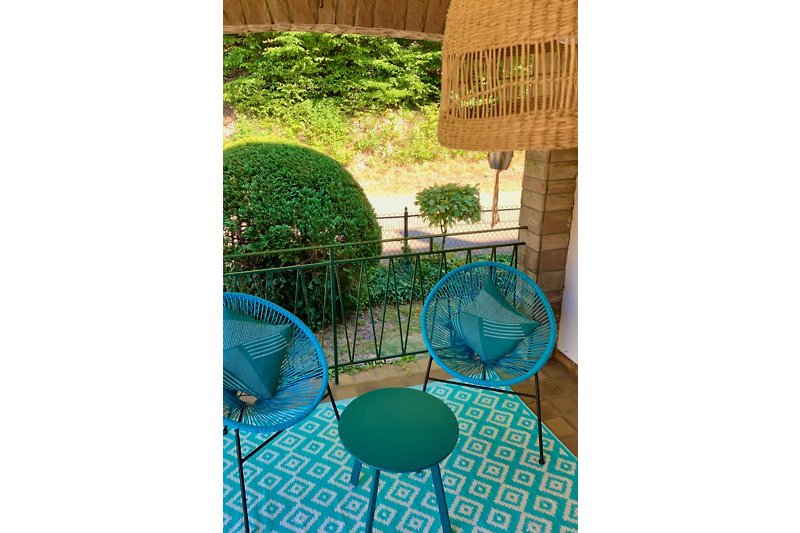 Gartenidylle mit Tisch, Stühlen, Pflanzen und Glas - Entspannung im Freien!