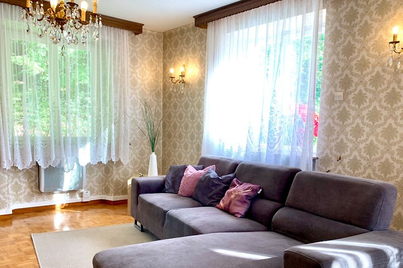 Lila Couch, Holzdekoration, gemütliches Wohnzimmer - stilvoll und komfortabel!