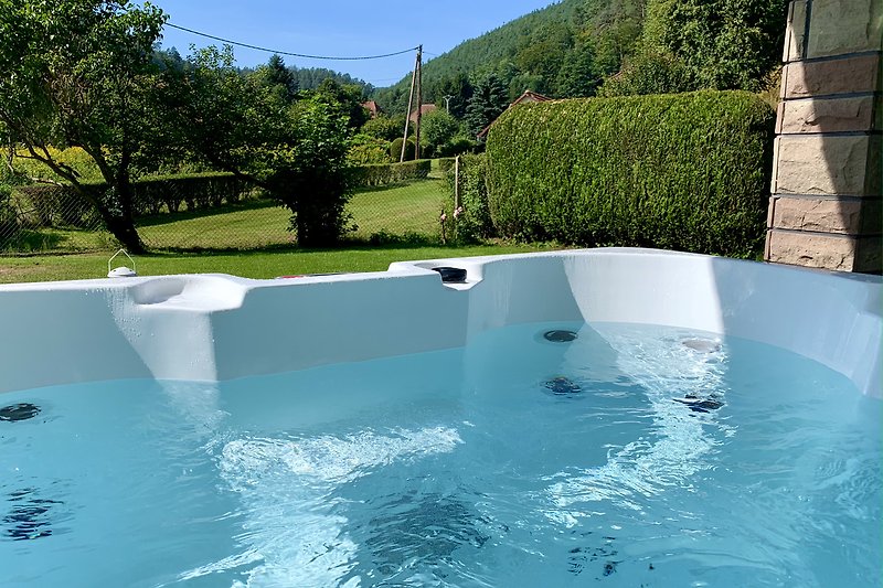 Whirlpool, grüner Garten, blauer Himmel - Entspannung pur!