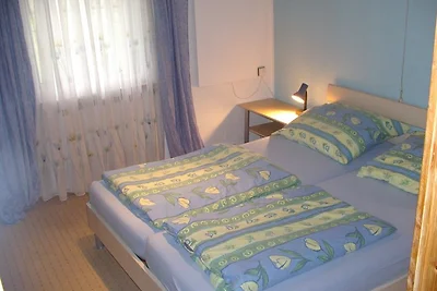kleines Haus am Waldrand