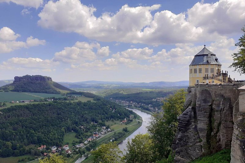 Blick von der Festung Königstein zur Elbe, Lilienstein und im Hintergrund unser Wohnort
