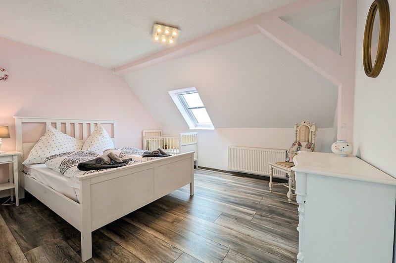 2. Schlafzimmer mit Doppelbett (1,40x2,00m) + massiven Babyett im Obergeschoss