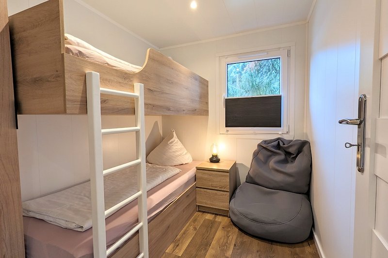 Schlafzimmer 1 mit Doppelstockbett (0,80 x 2,00n)