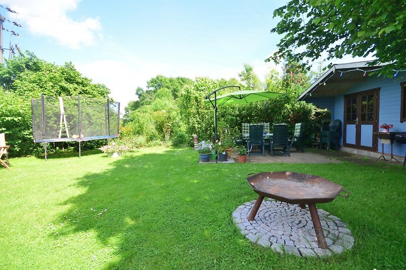 Garten mit Trampolin, Sitzbereich & Feuerstelle