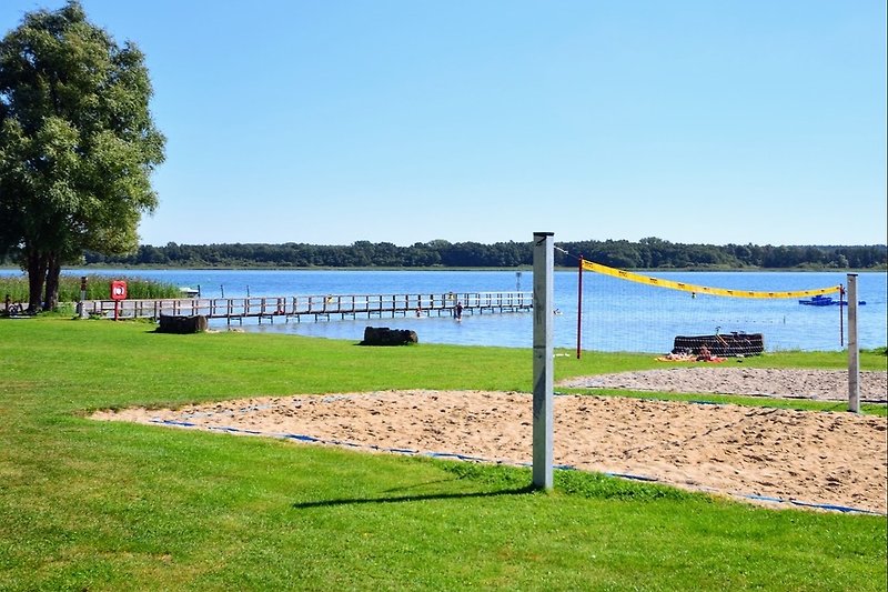 See-Freibad mit Steg, Spielplatz und Beachvolleyball fußläufig erreichbar