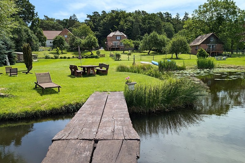 Blick vom Steg Richtung Ferienhäuser Eichengrund und Apfelhaus