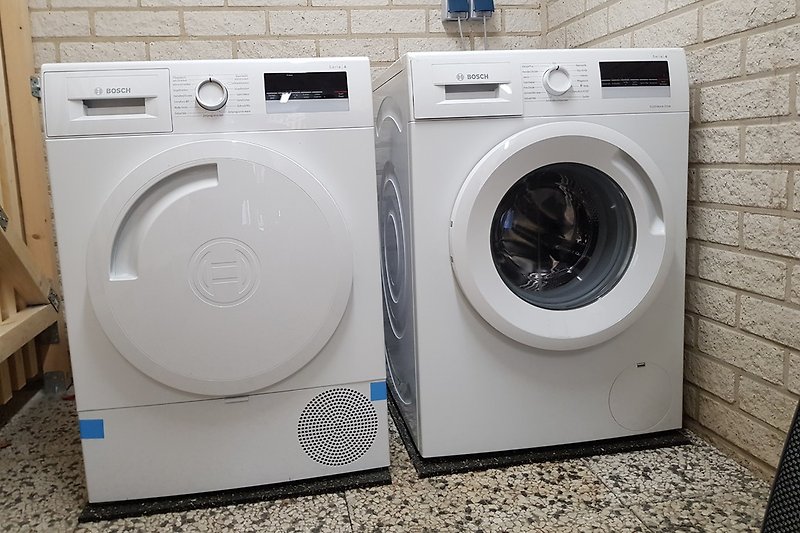 Waschmaschine und Trockner im Haus
