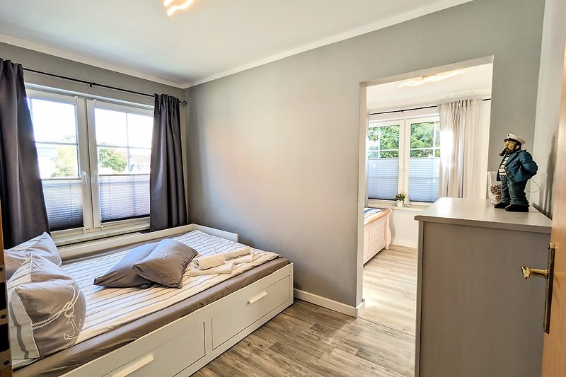 Schlafzimmer 1 mit Doppelbett (1,60x2,00m)