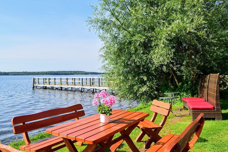 Sitzbereich beim Fischer mit Imbiss und Fischverkauf am Schweriner See, ca. 3 km entfernt