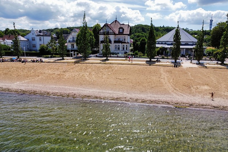 Blick vom Wasser zur Ferienwohnung "Villa am Strand"
