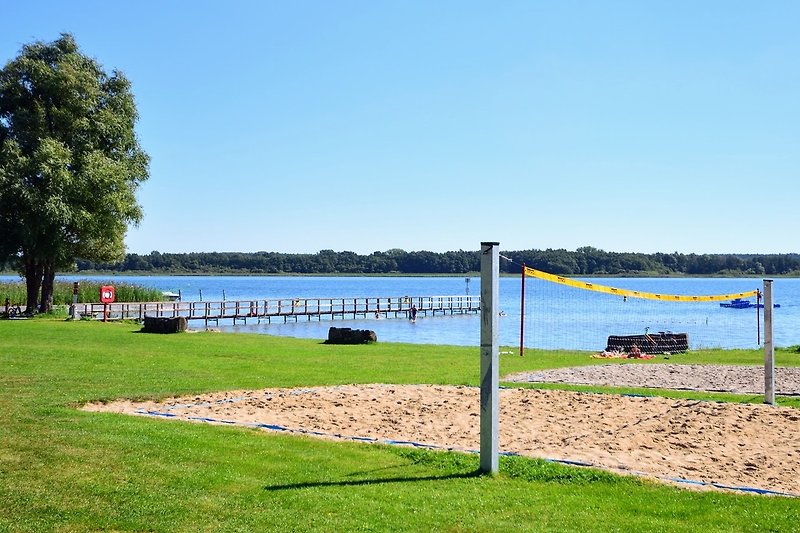 Freibad mit Steg, Liegewiese, Spielplatz und Beach-Volleyball fußläufig erreichbar