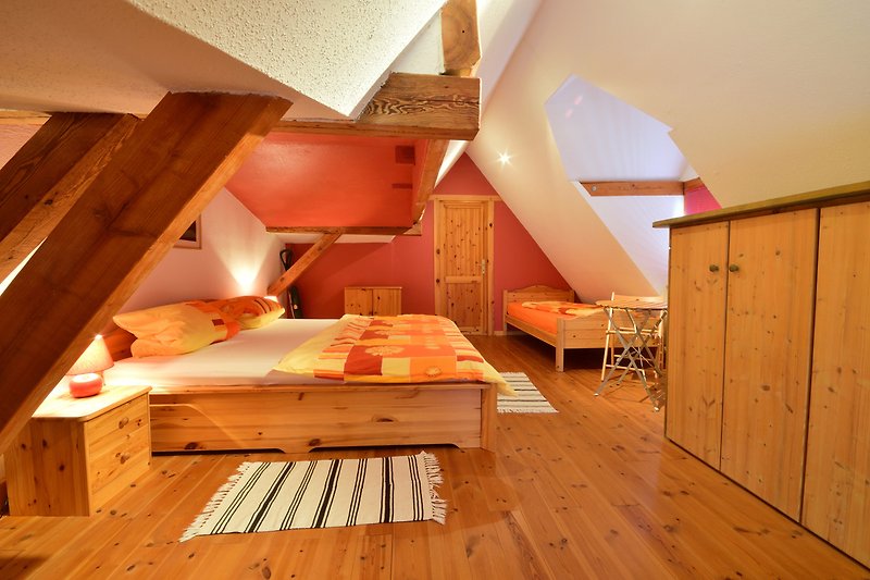 Schlafzimmer 1 mit 1 Doppelbett (1,80 m breit) + 1 Einzelbett (0,90 m breit)