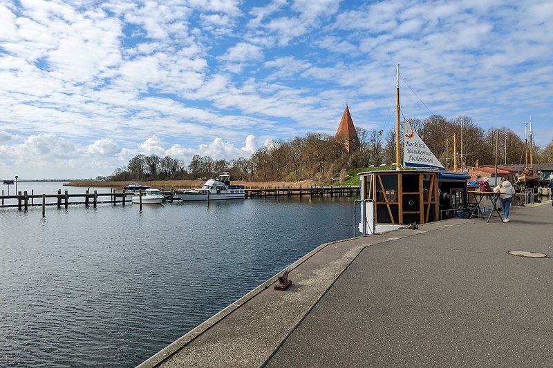 Fischverkauf und Fischbrötchen im Hafen von Kirchdorf (2,5km)