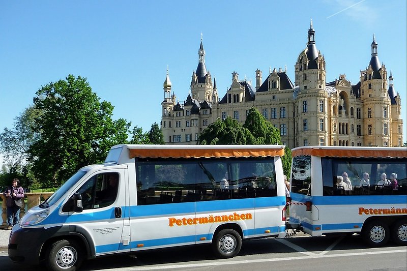 Schloss Schwerin und Petermännchen Stadtrundfahrten