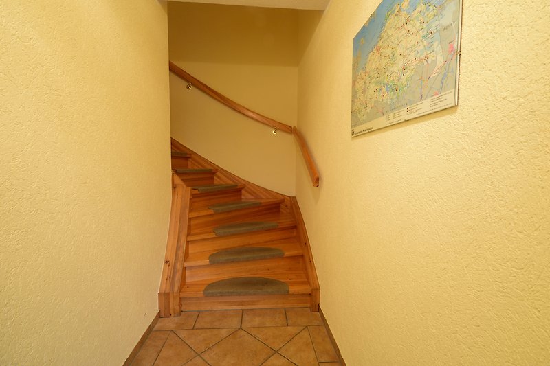 Treppe zu 2 Ferienwohnungen im 1. OG, 2 Ferienwohnungen befinden sich im Erdgeschoss
