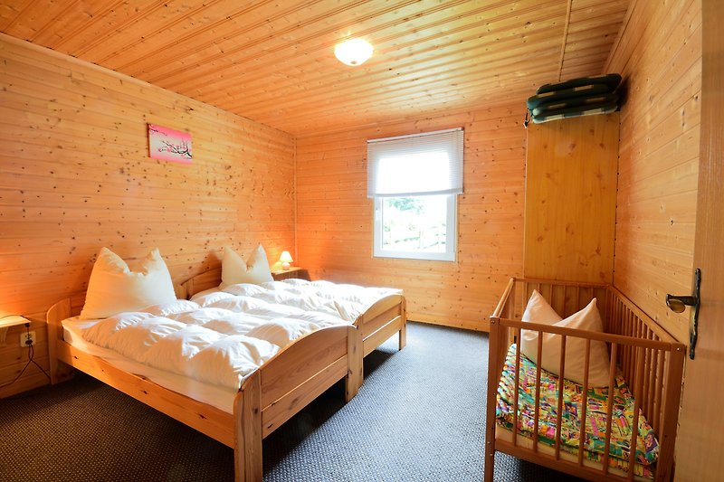Schlafzimmer mit Doppelbett + Kinderbett