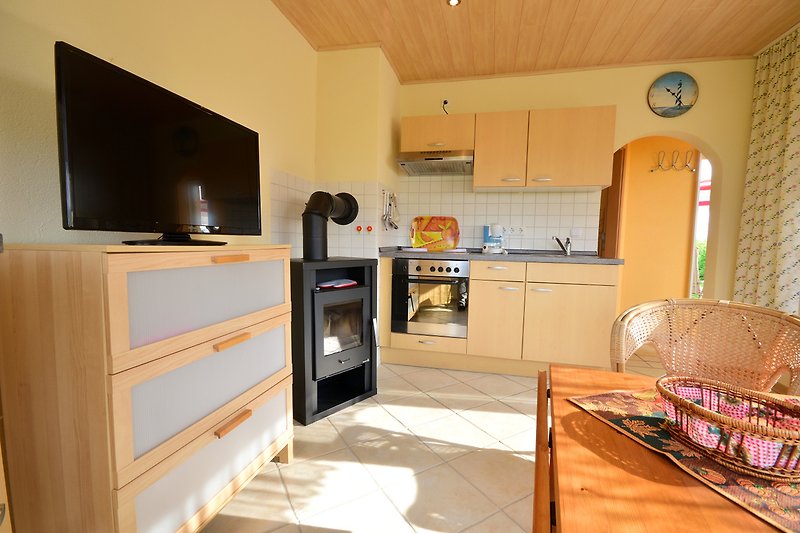 Wohnbereich mit Sat-TV und Küchenzeile (Kamin wurde gegen Wärmepumpenheizung ersetzt)