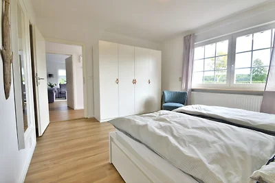 Haus am See mit Steg und Boot