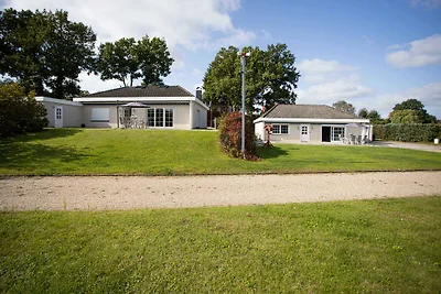 Haus am See mit Steg und Boot