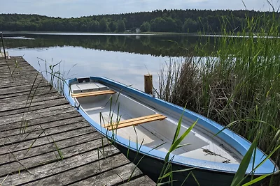 Haus am See mit Steg und Boot