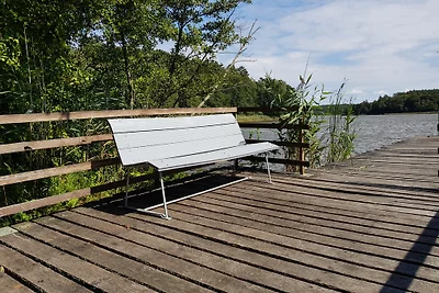 Haus am See mit Steg und Boot