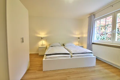 Haus am See mit Steg und Boot