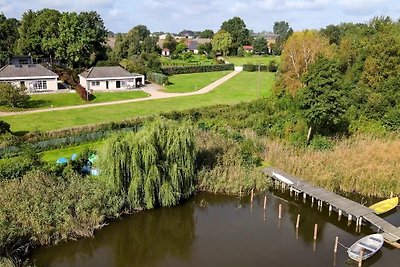 Huis aan het meer met steiger en boot