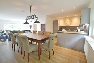 Haus am See mit Steg und Boot