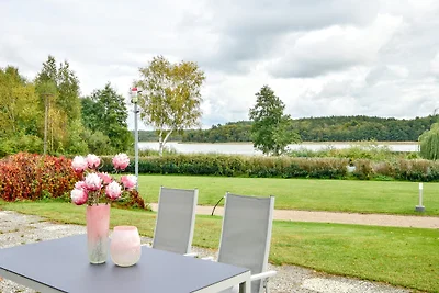 Haus am See mit Steg und Boot