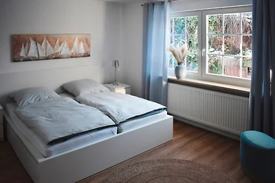 Haus am See mit Steg und Boot